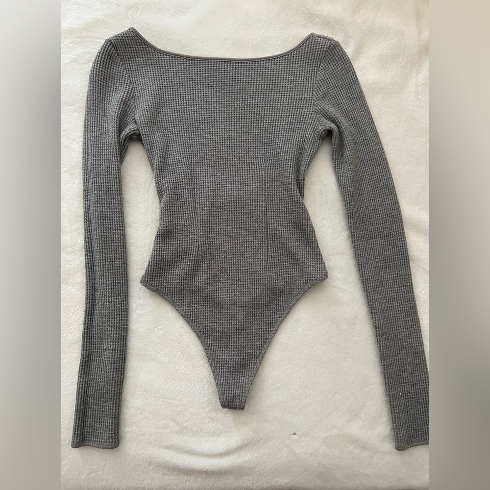 GREY RIBBED LOW BACK LONGSLEEVE BODY SUIT